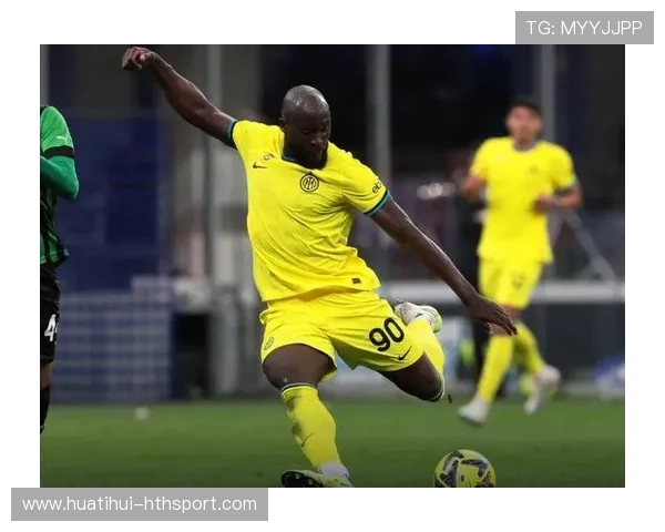 卢卡库强势头球破门，红蓝对决燃爆全场