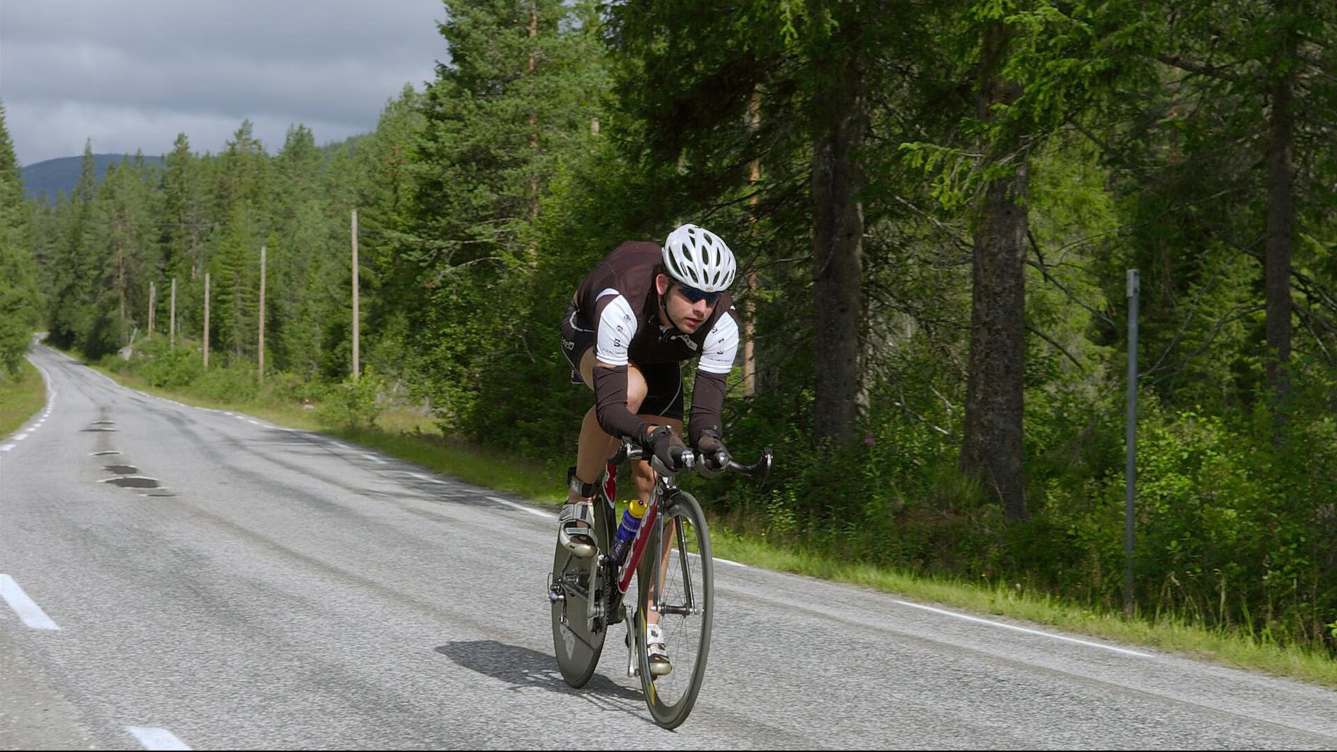 “无家可归者公益跑” 志愿者为参赛者提供装备与补给